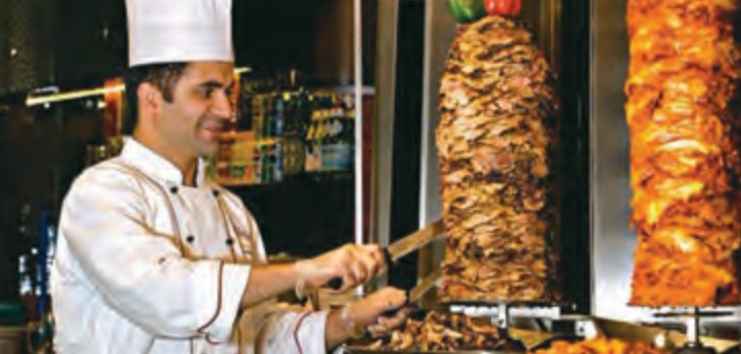 آشپزها و خدمه موظف به رعایت نکات بهداشتی هستند