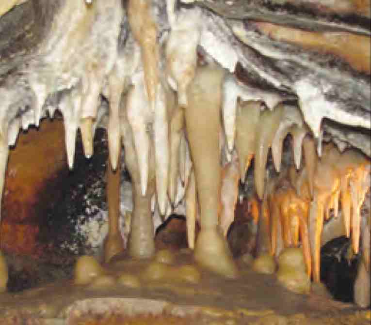 به قندیل‌های سقف غار، استالاکتیت، و به قندیل‌های کف غار، استالاگمیت می‌گویند.