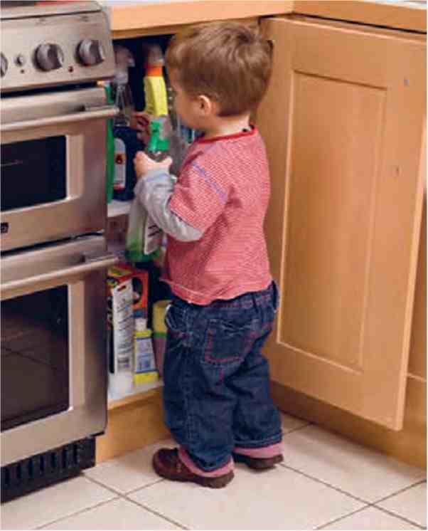 بی‌دقتی و سهل‌انگاری در نگهداری یا جابه جا کردن مواد شوینده