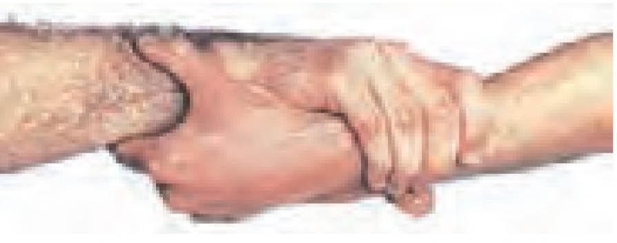 روش قرار دادن دست‌ها در زیر ران‌ها در حمل دو مچ