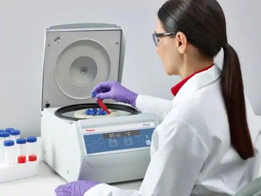 دستگاه سانتریفیوژ در آزمایشگاه زیست