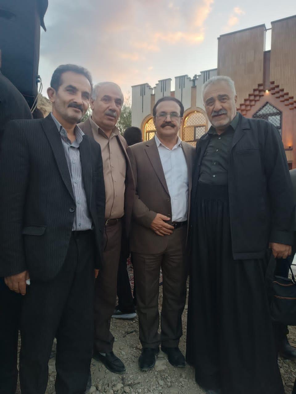 جمعی از بزرگان که در گشایش خانه فرهنگ و هنر آداراب افسر بختیاری شرکت کردندـ