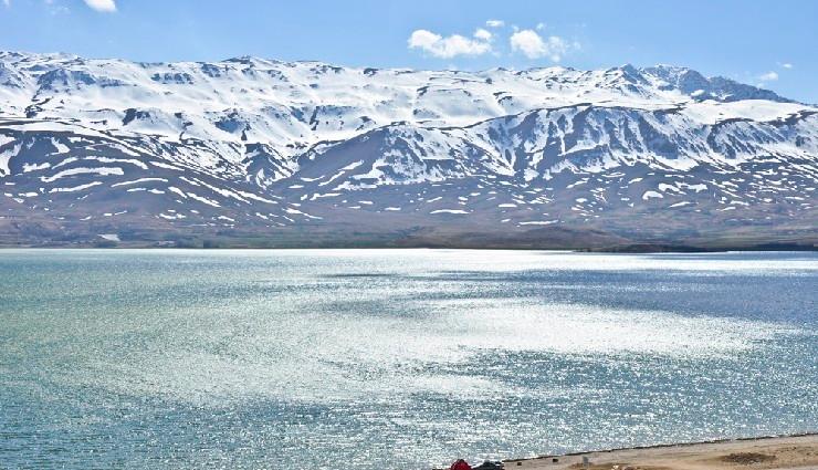 چغاخور تنها یک مکان تاریخی نیست؛ نمادی از حافظه جمعی بختیاری، گفتوگوی نسلها و ضرورت تبدیل میراث فرهنگی به سرمایهای برای آینده است.
